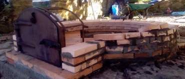 Enseñando a construir hornos naturales en Berrocal