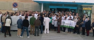 Concentración a las puerta del hospital comarcal de Riotinto