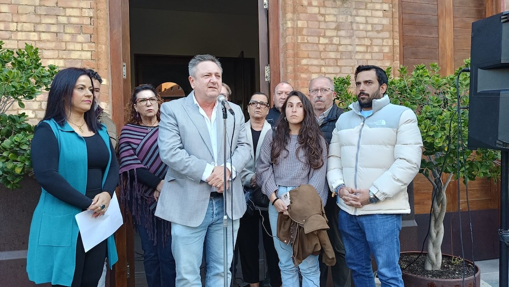 El alcalde de Nerva, José Luis Lozano, se dirige a los vecinos concentrados a las puertas del Ayuntamiento